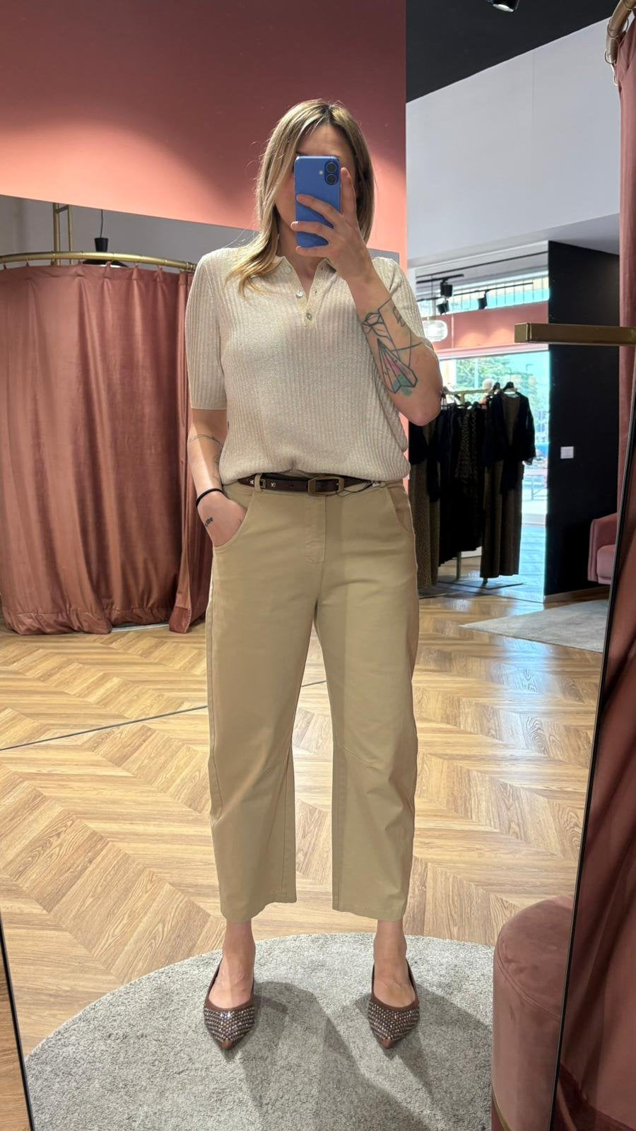 Pantalone cropped beige alla caviglia con elastico sul retro