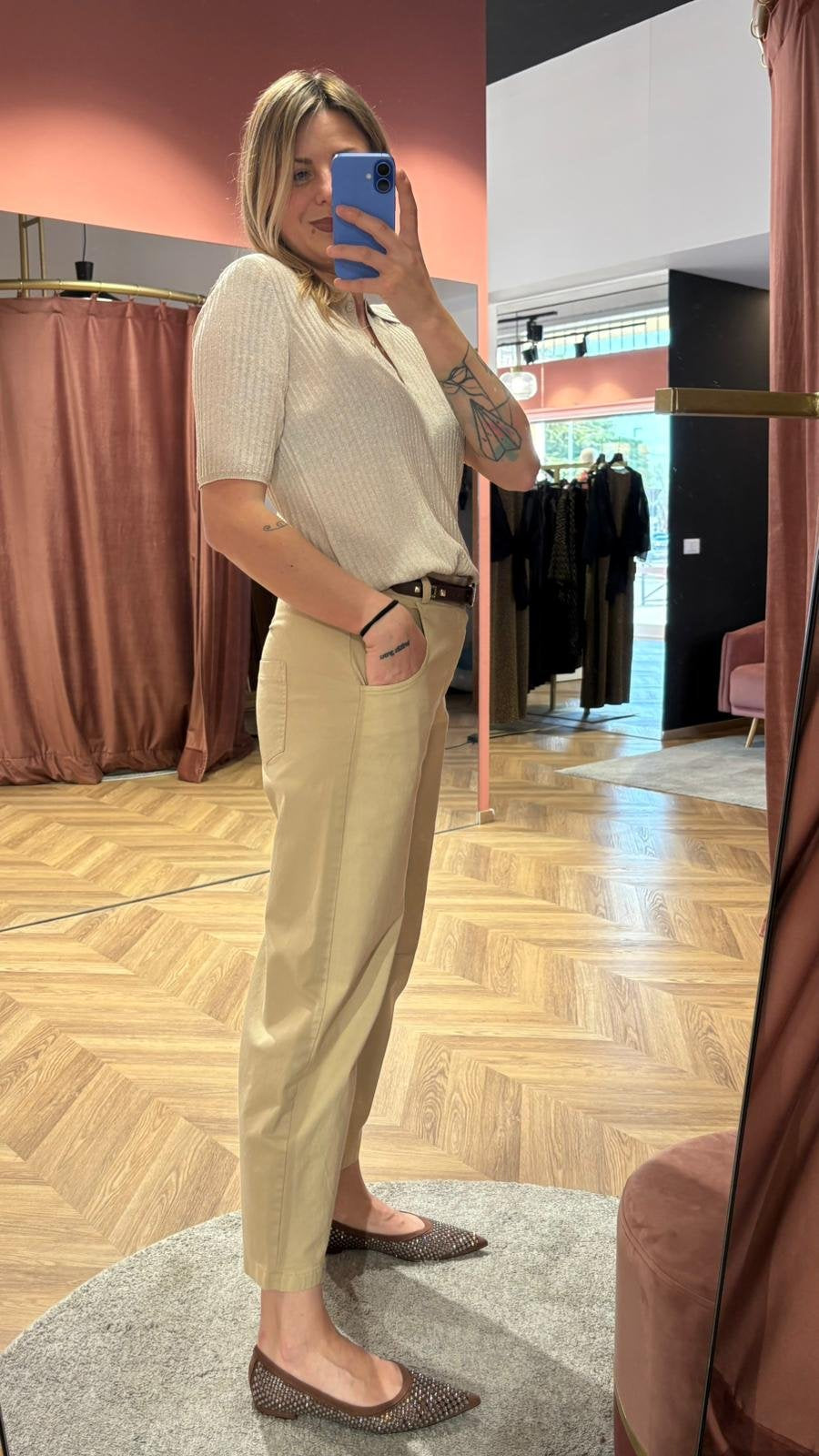 Pantalone cropped beige alla caviglia con elastico sul retro