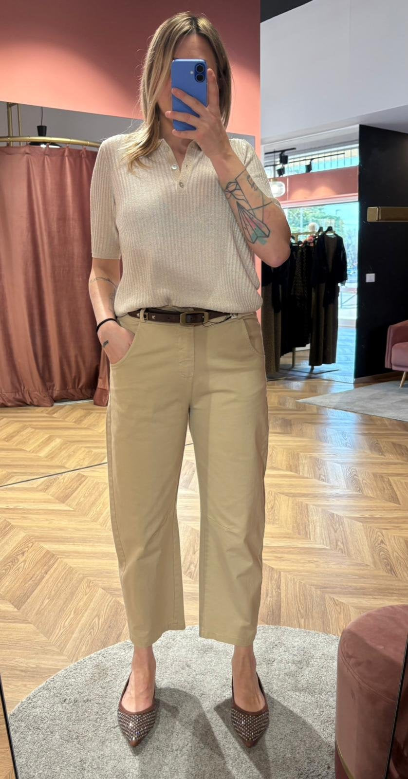 Pantalone cropped beige alla caviglia con elastico sul retro
