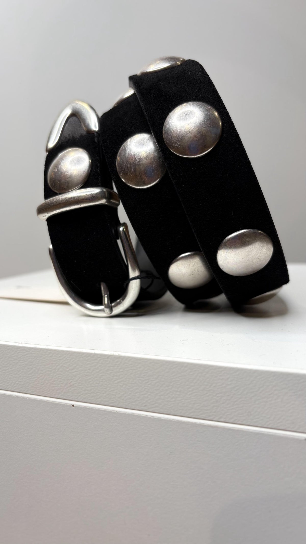 Cintura Artigianale in Suede Nero con Borchie Argento - Nero
