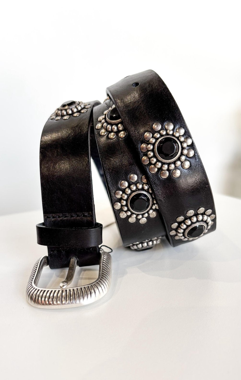 Cintura in Pelle Nera con Pietre e Dettagli Argento – Boho Chic - Nero