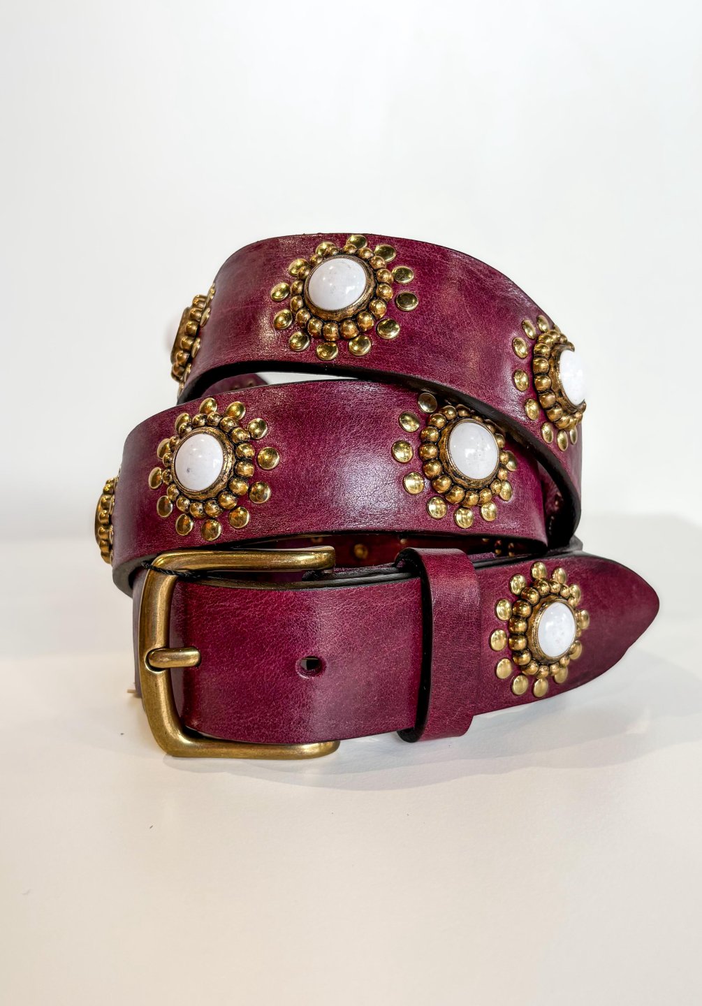 Cintura in Pelle Bordeaux con Pietre Bianche e Borchiette Oro