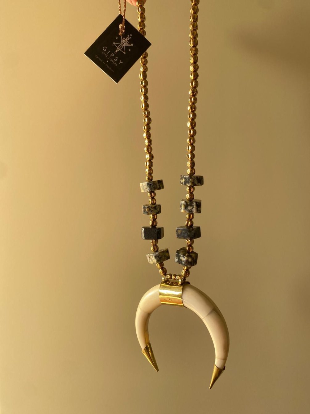 Collana Luna Gypsy Chic Lovers: artigianale, bagno oro 24k, catena regolabile da choker a lunga, pendente a mezzaluna in corno naturale. Gioiello gipsy chic unico e irripetibile.