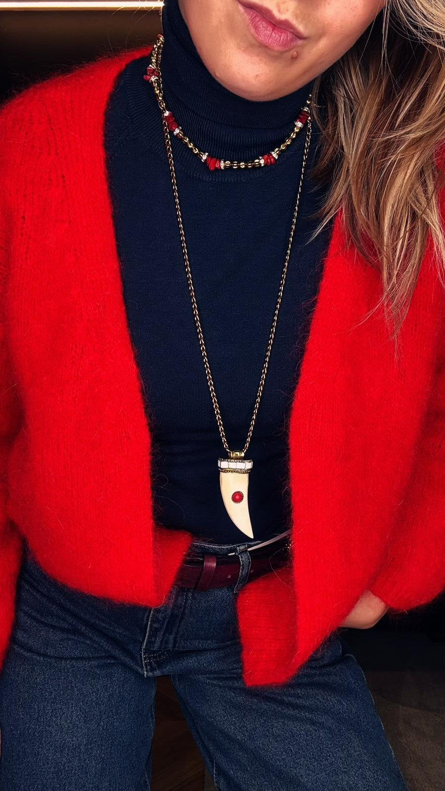 Collana lunga zanna in osso e dettagli rossi