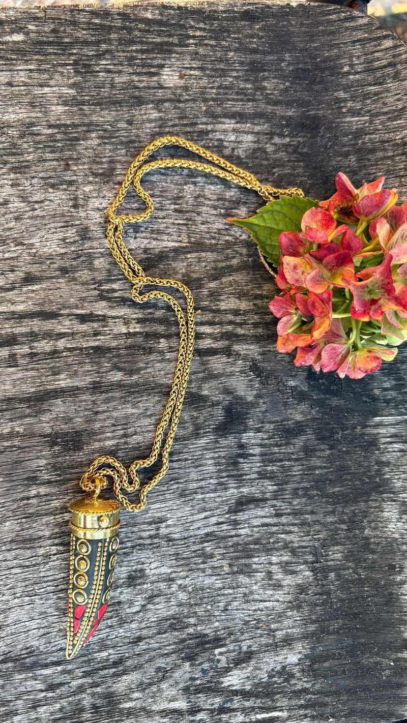 Collana Capsula tribale dorata con dettagli rossi