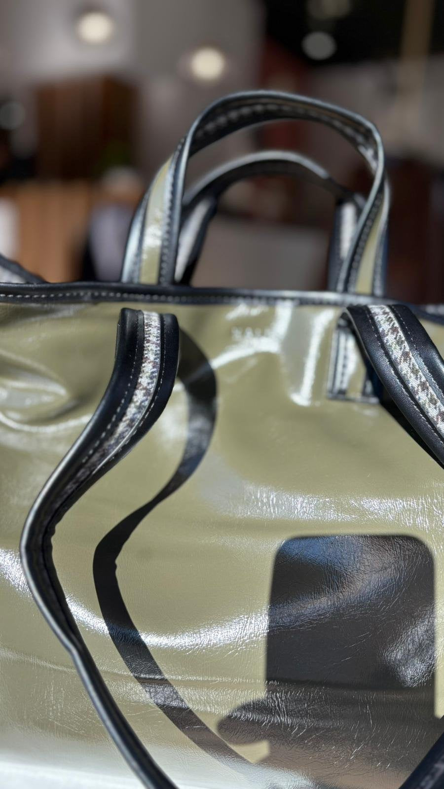 Borsa Kasia– capiente, chic e con interno fantasia - Verde