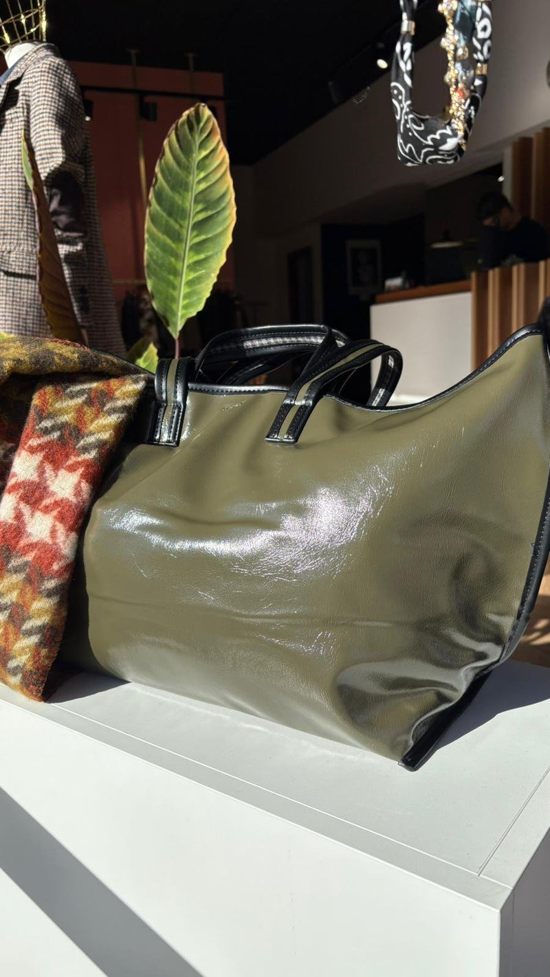 Borsa Kasia– capiente, chic e con interno fantasia - Verde