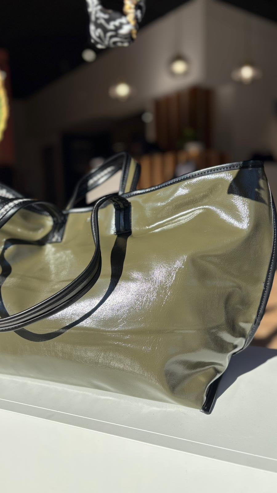 Borsa Kasia– capiente, chic e con interno fantasia - Verde