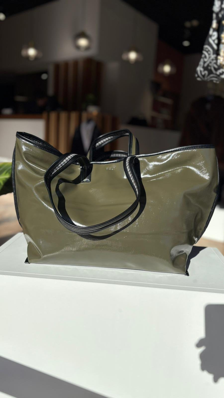 Borsa Kasia– capiente, chic e con interno fantasia - Verde