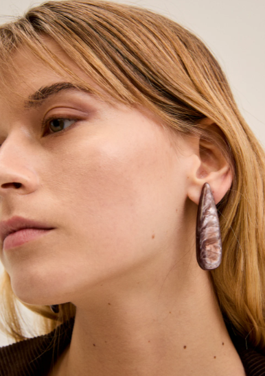Orecchini Lex – resina marmorizzata, eleganti e leggeri - Marrone