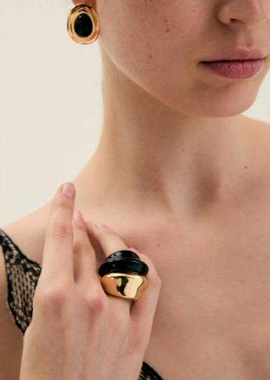 Anello Oversize Bombato – nero/oro, elegante e moderno