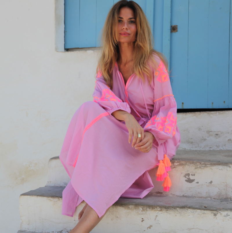 Abito Mini "Pipa" in Tessuto Leggero con Ricami Fluò e Nappe – Rosa