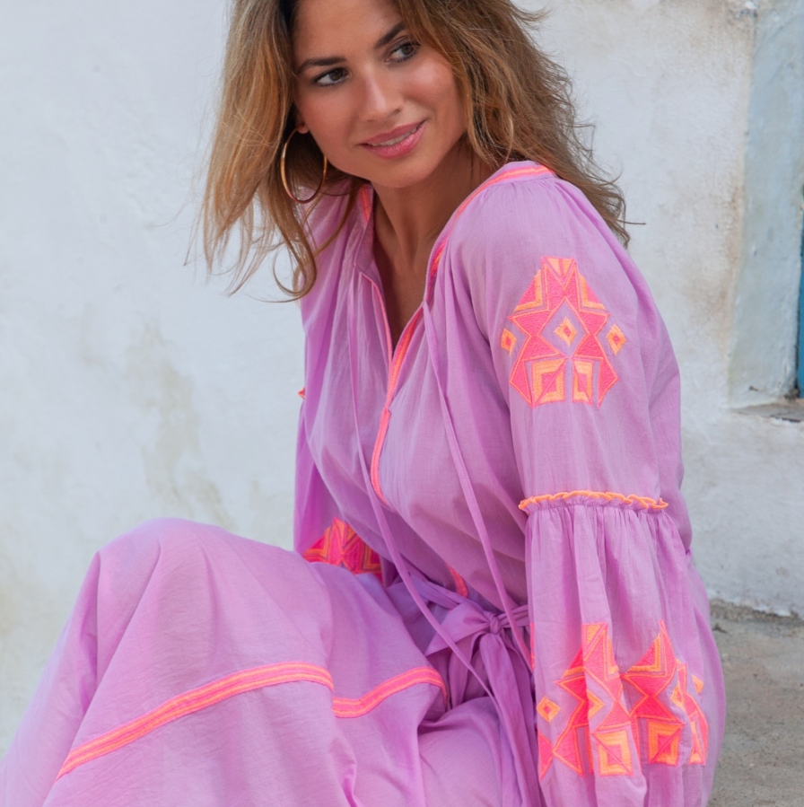 Abito Mini "Pipa" in Tessuto Leggero con Ricami Fluò e Nappe – Rosa
