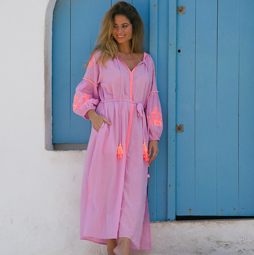 Abito Mini "Pipa" in Tessuto Leggero con Ricami Fluò e Nappe – Rosa
