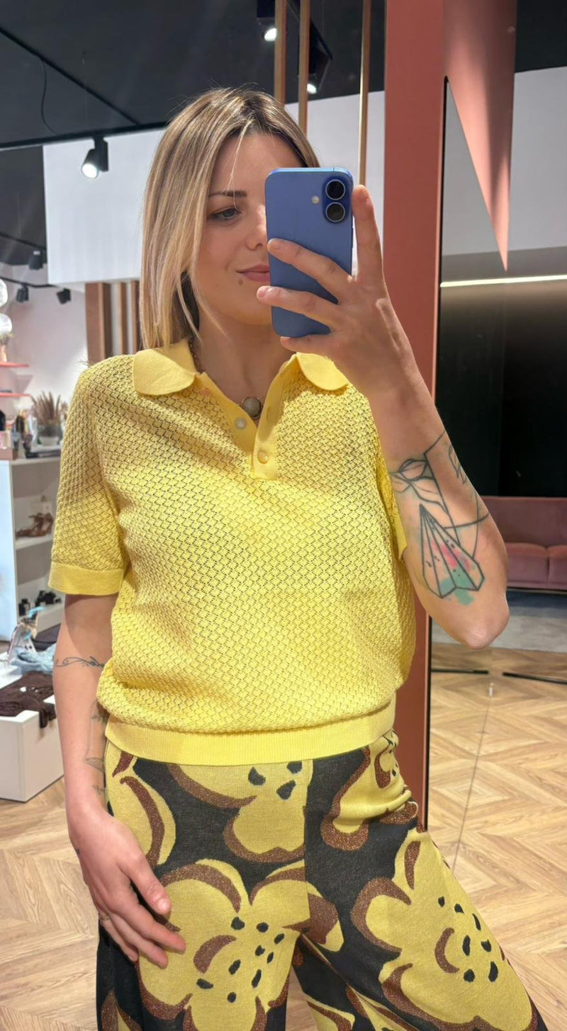 Polo traforata gialla con bottoni gioiello