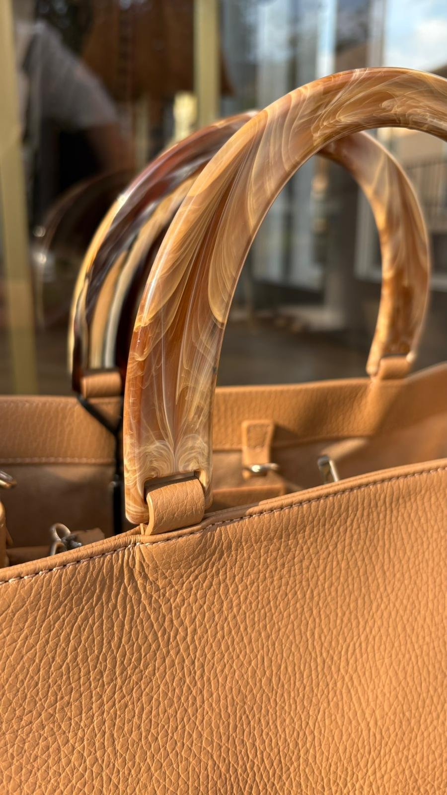 Borsa in Vera Pelle Cuoio con Manico Rigido Effetto Resina – Made in Italy