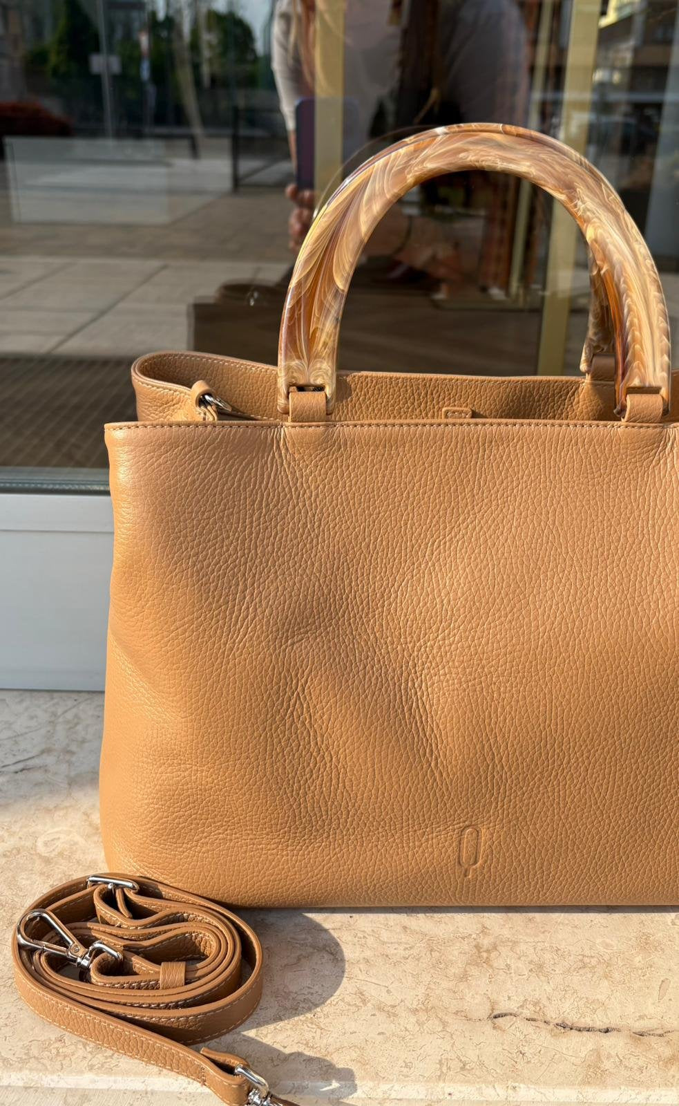 Borsa in Vera Pelle Cuoio con Manico Rigido Effetto Resina – Made in Italy