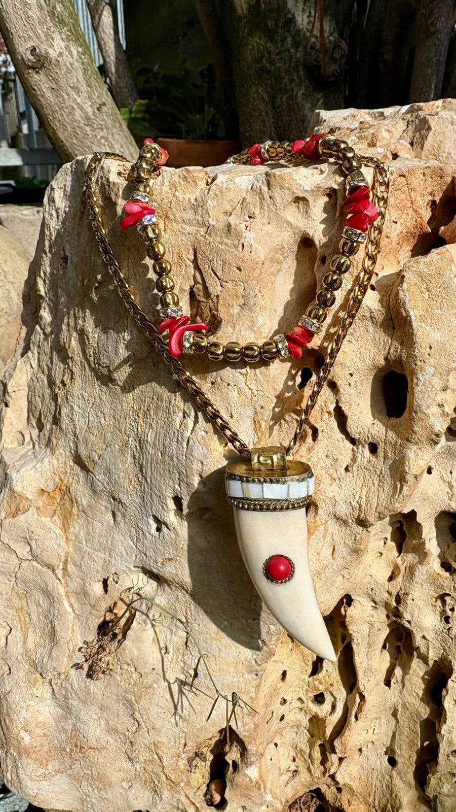 Choker corto con corallo rosso e sfere dorate