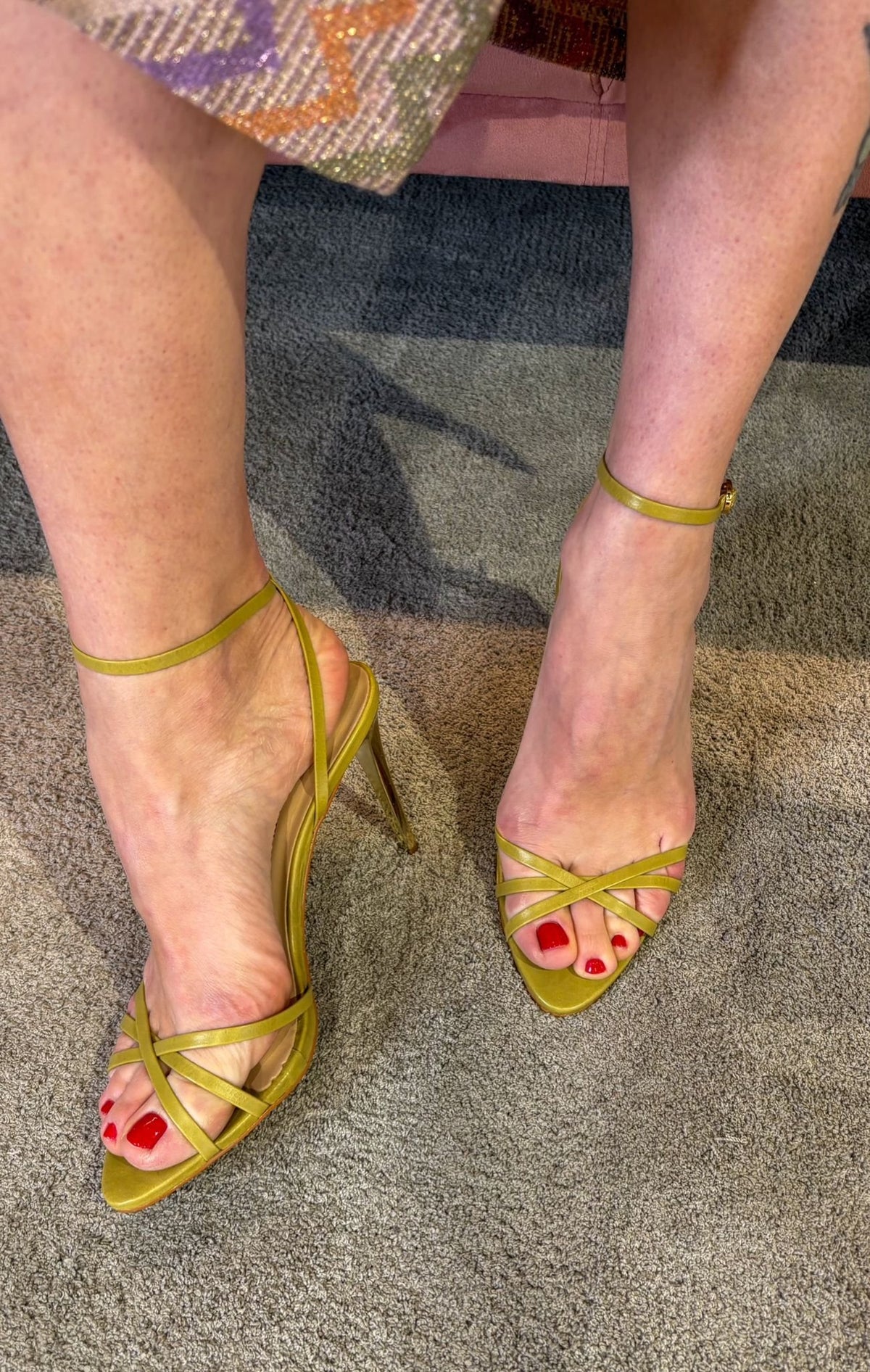 Sandalo verde in vera pelle con tacco champagne