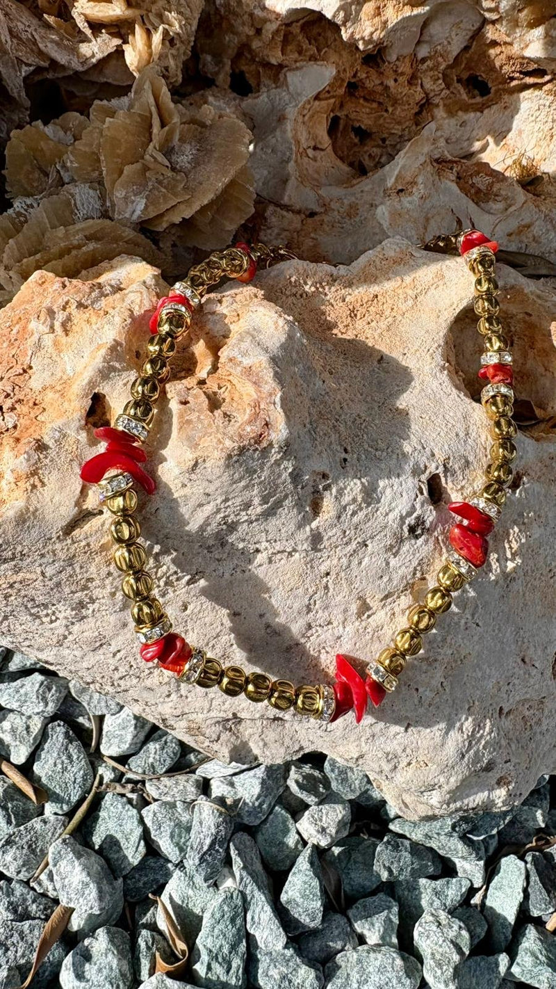 Choker corto con corallo rosso e sfere dorate